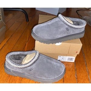 SOLD‼️ Gray comfy fluffy slipper women UGGS